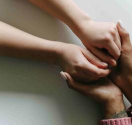 Kobiece dłonie w delikatnym uścisku.