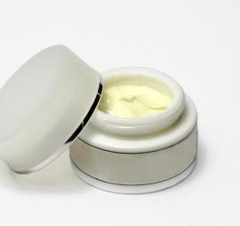 Słoiczek kremu do twarzy.