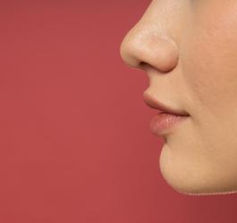 Zbliżenie na twarz kobiety z profilu.