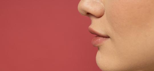 Zbliżenie na twarz kobiety z profilu.