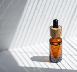 Szklana, brązowa buteleczka z pipetą zawierająca kwas azelainowy.