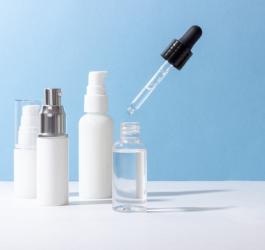 Kwas hialuronowy w formie kosmetyków.