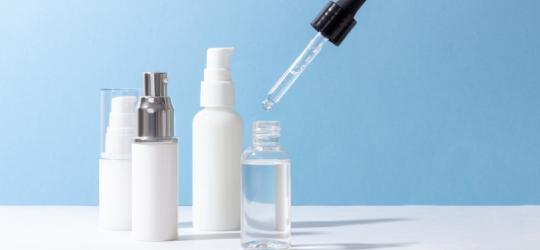 Kwas hialuronowy w formie kosmetyków.