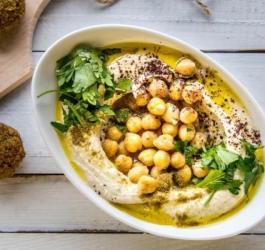 Miseczka hummusu oraz usmażone falafele.