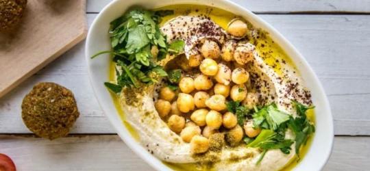 Miseczka hummusu oraz usmażone falafele.