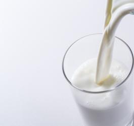 Mleko nalewane do szklanki.