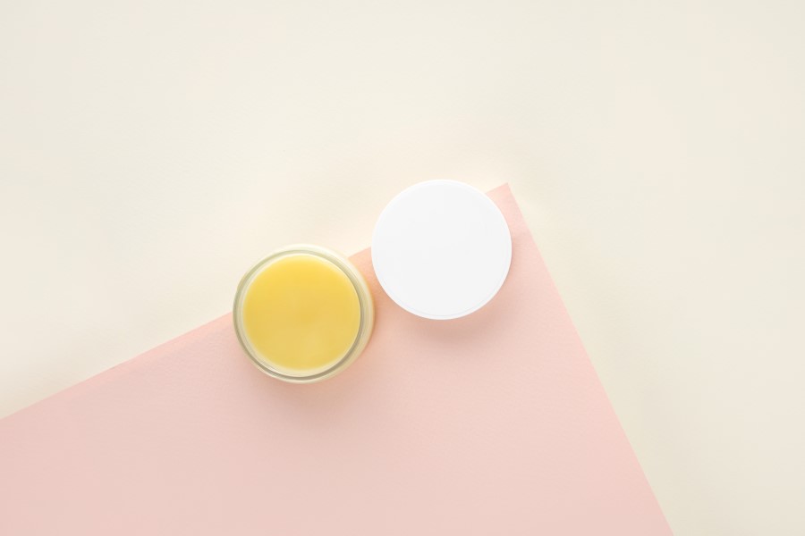 Lanolina w niewielkim słoiczku na kosmetyki.