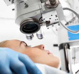 Kobieta podczas badania okulistycznego.