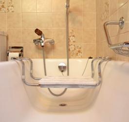 Ławeczka ortopedyczna zamontowana na wannie.