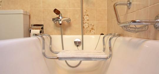 Ławeczka ortopedyczna zamontowana na wannie.