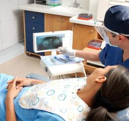 Pacjenta w trakcie planowania leczenia kanałowego u stomatologa.