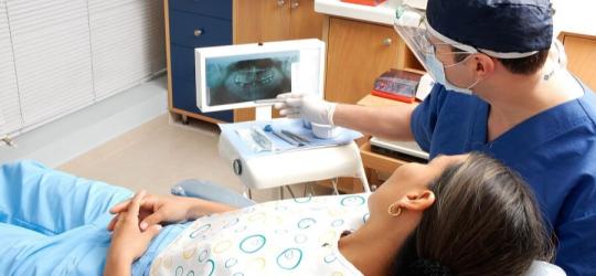 Pacjenta w trakcie planowania leczenia kanałowego u stomatologa.