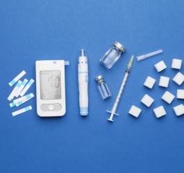 Rozmaite leki na cukrzycę na niebieskim tle.