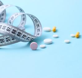 Leki na odchudzanie obok taśmy do pomiaru obwodów ciała.