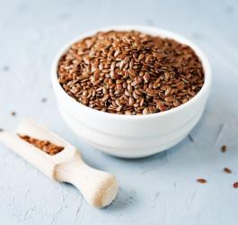 Nasiona lnu zwyczajnego w ceramicznej miseczce.