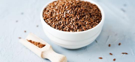 Nasiona lnu zwyczajnego w ceramicznej miseczce.