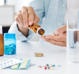 Senior przygotowuje się do zażycia swoich leków.