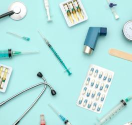 Leki i produkty medyczne na turkusowym tle.