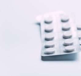 Blistry z tabletkami zawierającymi loratadynę.