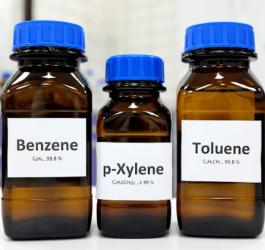 Związki chemiczne w opisanych butelkach z brązowego szkła.