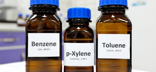 Związki chemiczne w opisanych butelkach z brązowego szkła.