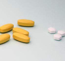 Tabletki zawierające magnez i witaminę B6.