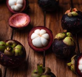 Owoc mangostanu właściwego.