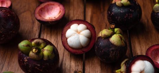 Owoc mangostanu właściwego.