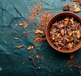 Suszona i rozdrobniona marzanna barwierska.