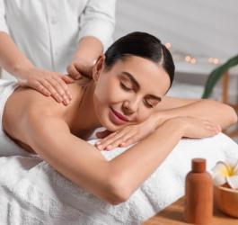 Kobieta poddaje się relaksującemu masażowi.