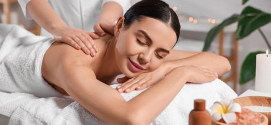 Kobieta poddaje się relaksującemu masażowi.