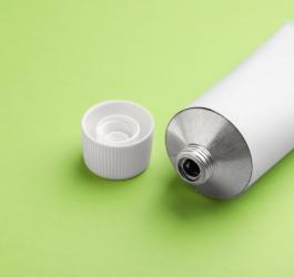 Biała tuba zawierająca maść cynkową.