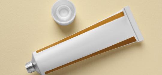 Tubka maści ichtiolowej.