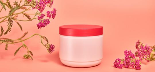 Maść końska w białym słoiczku z czerwoną nakrętką.