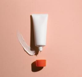 Otwarta tubka maści z witaminą F.