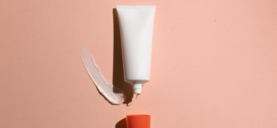 Otwarta tubka maści z witaminą F.