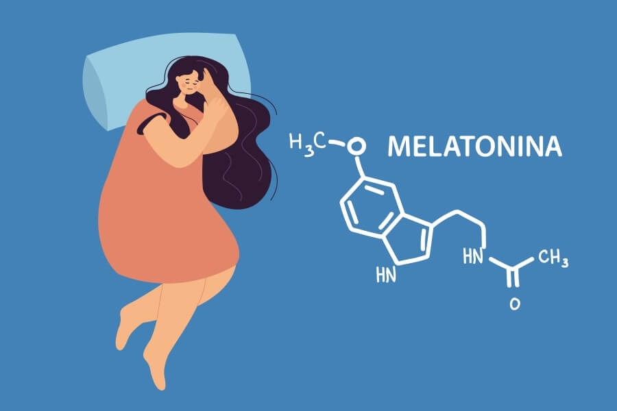 Rysunkowa, śpiąca postać kobiety obok wzoru chemicznego melatoniny.