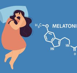 Rysunkowa, śpiąca postać kobiety obok wzoru chemicznego melatoniny.