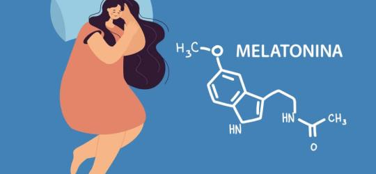 Rysunkowa, śpiąca postać kobiety obok wzoru chemicznego melatoniny.