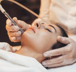 Kobieta ma wykonywaną mikrodermabrazję.