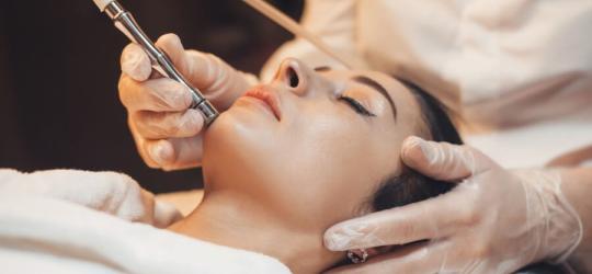 Kobieta ma wykonywaną mikrodermabrazję.