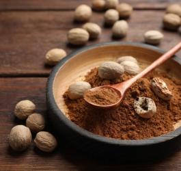 Muszkatołowiec korzenny - starty i w całości.