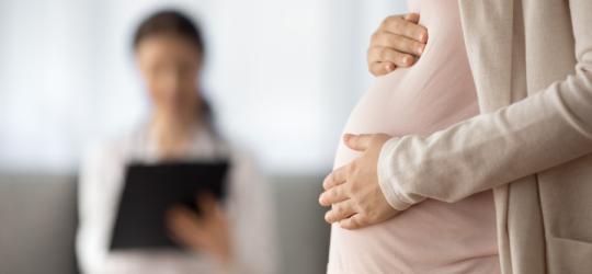 Kobieta w ciąży podczas wizyty lekarskiej.