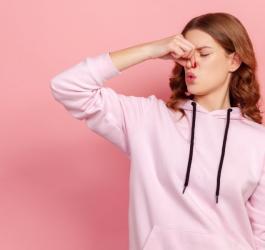 Dziewczynie dokuczają nadmierne, cuchnące gazy.