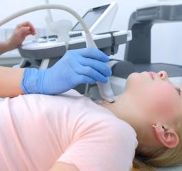 Dziewczynka ma wykonywane USG w ramach diagnostyki niedoczynności tarczycy