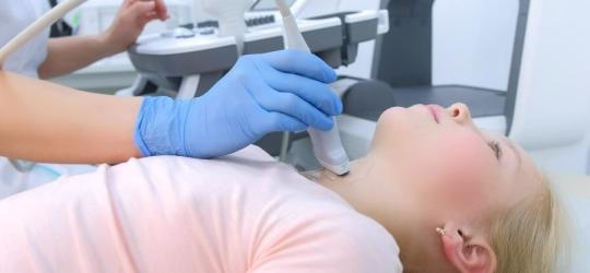 Dziewczynka ma wykonywane USG w ramach diagnostyki niedoczynności tarczycy