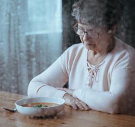 Starsza kobieta nie ma apetytu, grozi jej niedożywienie.