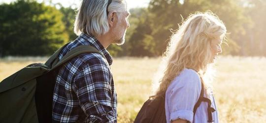 Nietrzymanie moczu nie musi odbierać pewności siebie — skuteczne i dyskretne rozwiązania na co dzień