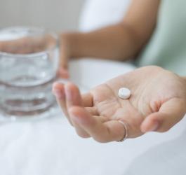 Kobieta zażywa nifuroksazyd z powodu uciążliwej biegunki.