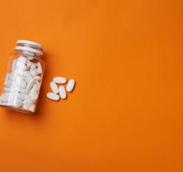 Buteleczka tabletek zawierających nimesulid.